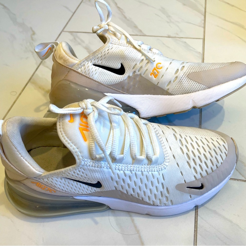 Nike womens airmax 270 sneakers.